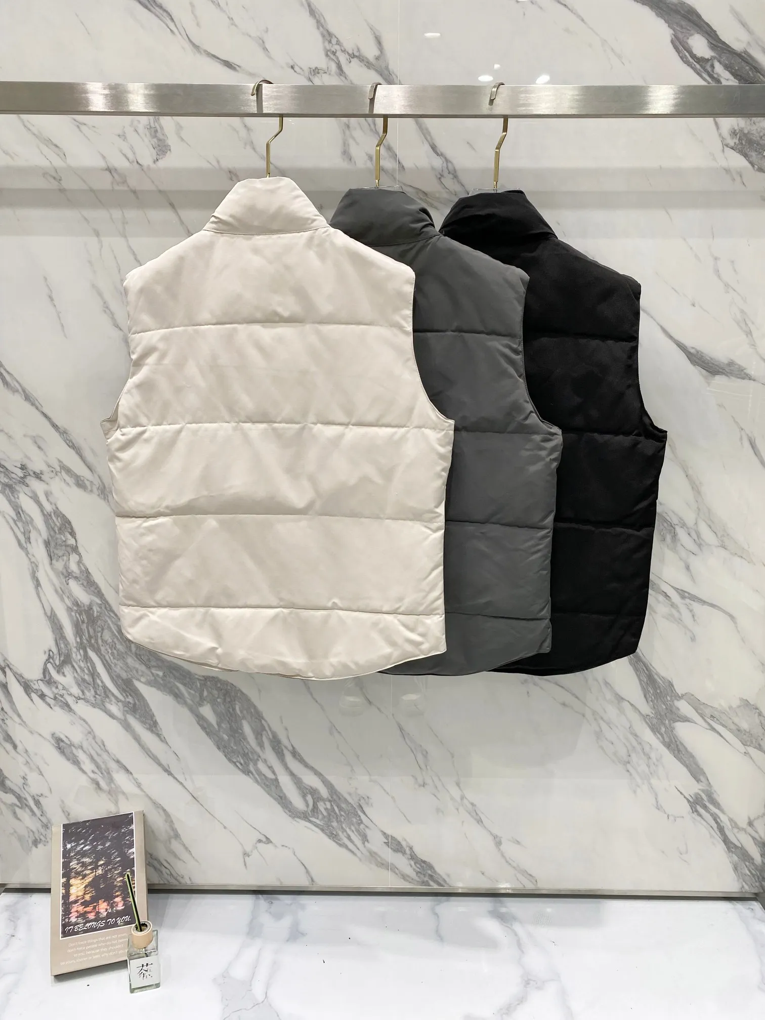 P360 CANADA GOOSE / Freestyle Crew vest 4154M Canada Goose vest for men and women. Canada Goose has always been recognized as the warmest down jacket. Various Instagram celebrities, Internet celebrities, and celebrities often wear it for street photos. This is my fifth year of going out for Canada Goose. I make Canada Goose every year, but I still can’t get rid of my love for the goose. No matter how cold the days are, there is no need to be afraid! Because of the care of the big goose ♦The down vest is definitely an artifact of the concave shape in autumn and winter!!! The world's most popular down vest will be shipped in 2024!!! ♦Order model for trading companies, exclusively launched! The counters purchase at the same time through the same channel. ♦The high-density gall-free fabric and anti-drilling velvet technology is a strong proof of authenticity and cannot be compared with ordinary imitations. It is a high-quality product from the channel, and every detail is perfectly presented.  ♦A down vest for autumn and winter. Would you be worthy of yourself if you don’t buy Canada Goose? If you want to be beautiful but also keep warm, Canada Goose can give you what you want. ♦Everyone on earth knows about Canada Goose! I won’t say much, just take a look at the real-life details to get a feel for the product! The double-layer pocket design on the clothes is more convenient. The buttons are engraved with letters. The details are perfect. The neckline is designed to fit the skin to keep warm and comfortable. The second thing is to wear it correctly. The key is to consider the autumn and winter clothing matching. Look at the details to feel it. The best proof is the quick rebound when you press it. Color: black, off-white, gray. Size: M~2XL